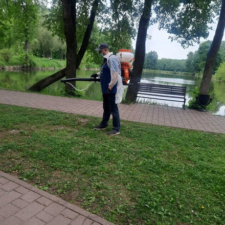 Сегодня, 4 июня, была проведена акарицидная обработка парковых территорий: Го...