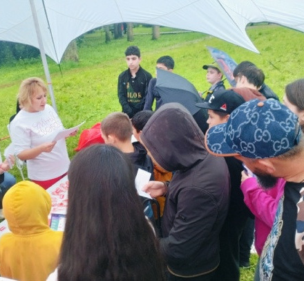 Значит план такой! Берём зонтики и все в Городской парк. Проходить локации и ...
