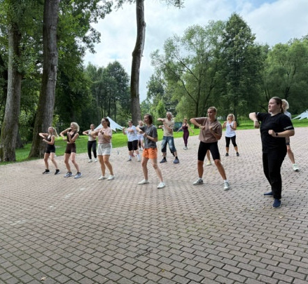 Вчера в Городском парке прошла еженедельная тренировка для всех желающих  ...