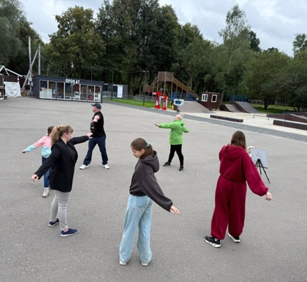 Сегодня в Городском парке прошла    Утренняя зарядка для всех гостей парка. ...