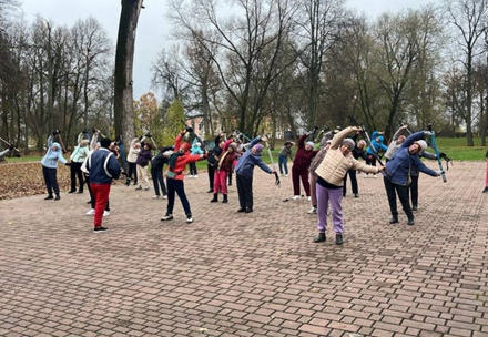 Понедельник, в Городском парке, начался с разминки и зарядки от 