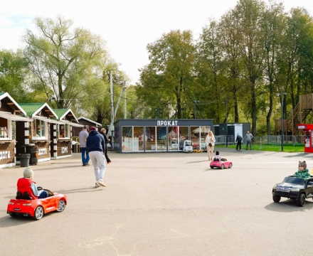 В Городском парке г.о.Чехов работает  Прокат электромобилей