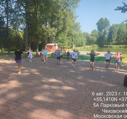 Жаркие выходные и жаркие занятия Зумбой прошли в городском парке!