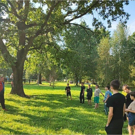 Зарядка на свежем воздухе прошла в парке «Дубки»